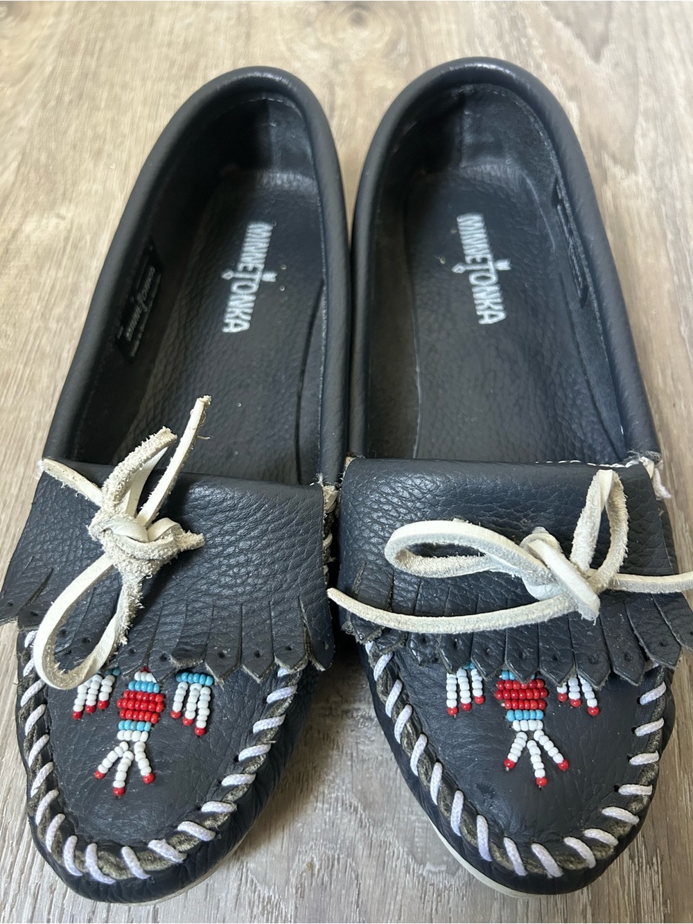 Minnetonka navy blue women’s  Leather Beaded Fringe Moccasins with Ivory Lace 9